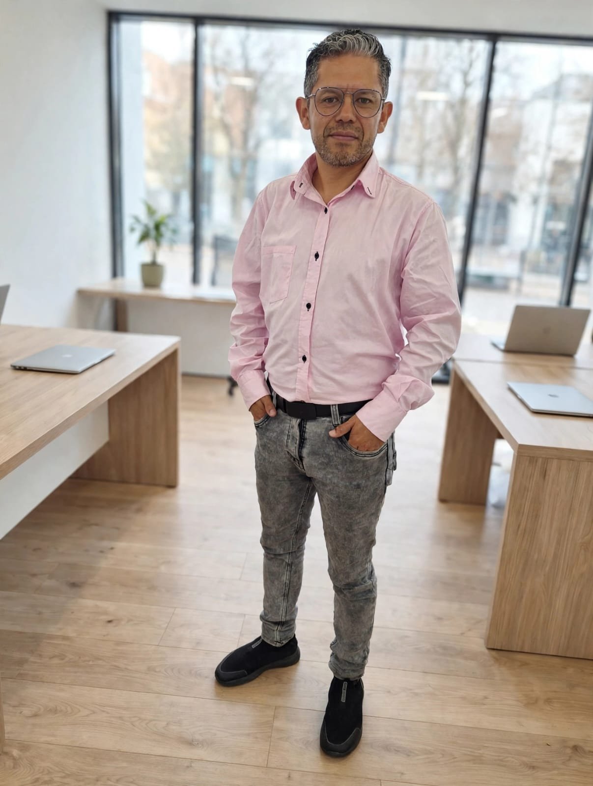 Alejandro Barrera en su espacio de trabajo